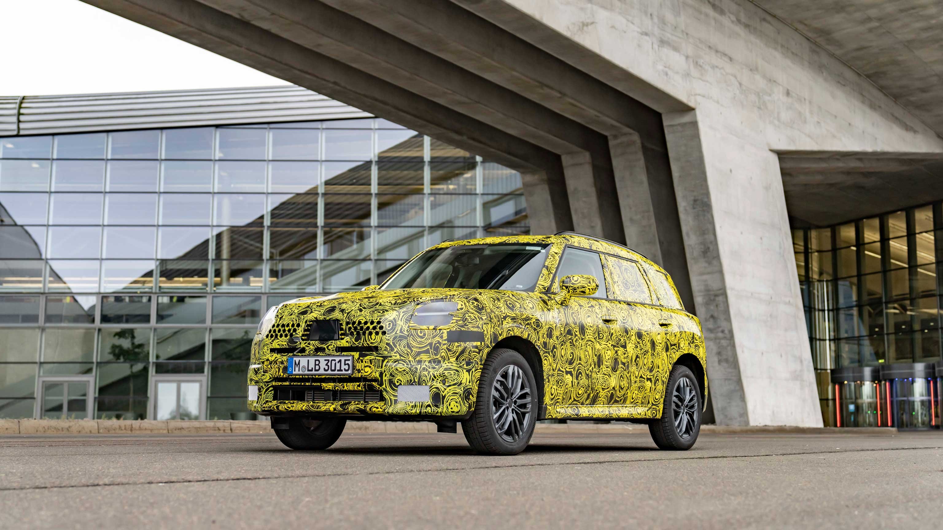 Um modelo camuflado do novo MINI Countryman em frente à fábrica do Grupo BMW em Leipzig.